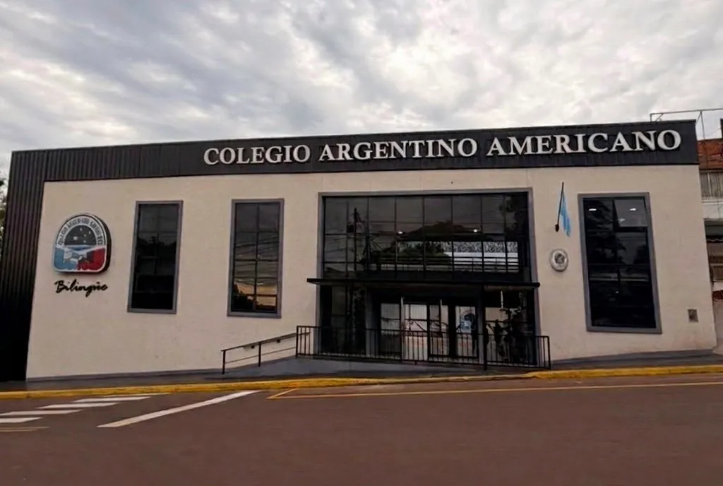 Frente del edificio del Colegio Argentino Americano, Av. Guarani 100