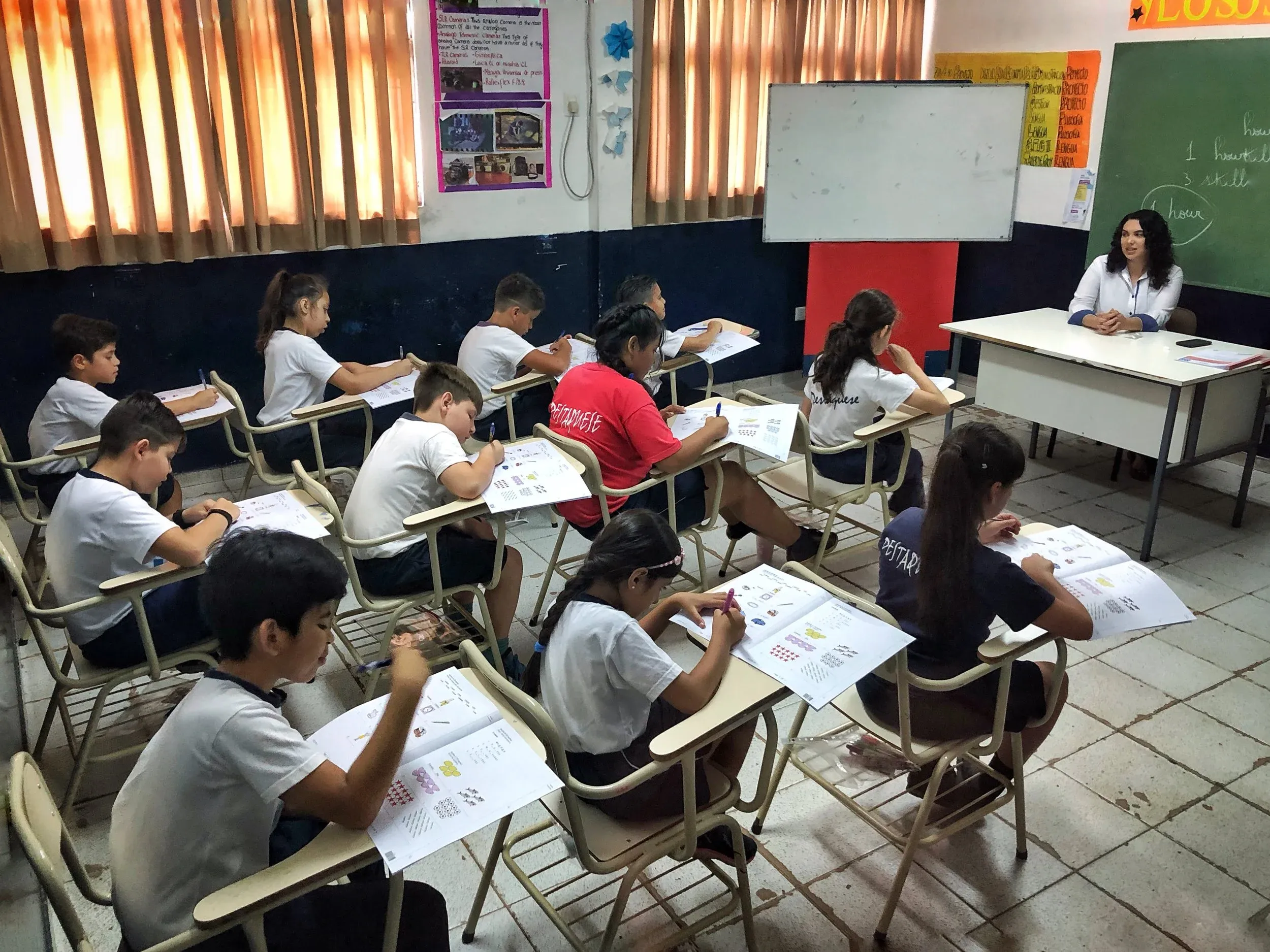 Alumnos rindiendo exámenes en el aula